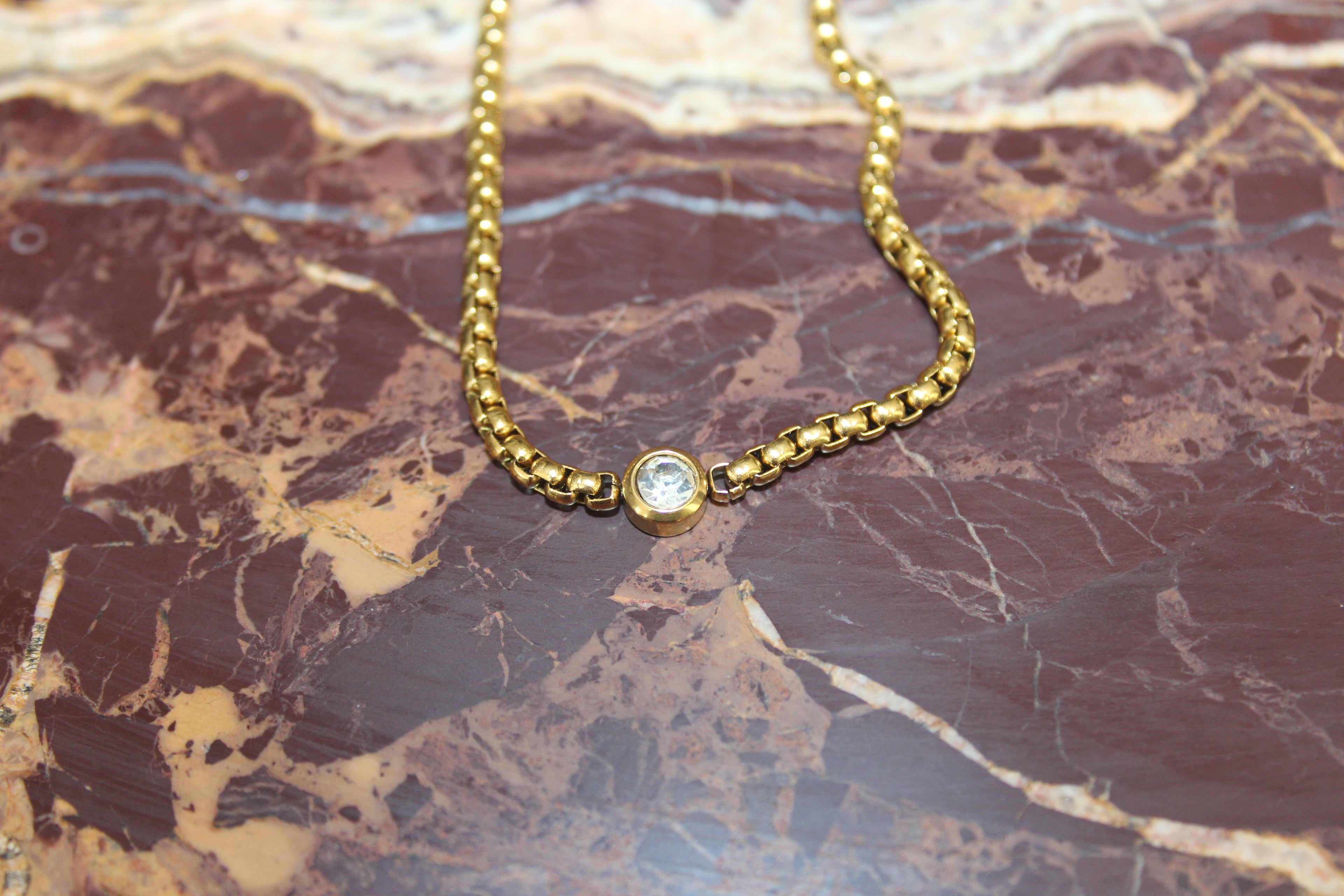 The White Stone Pendant Necklace Gold