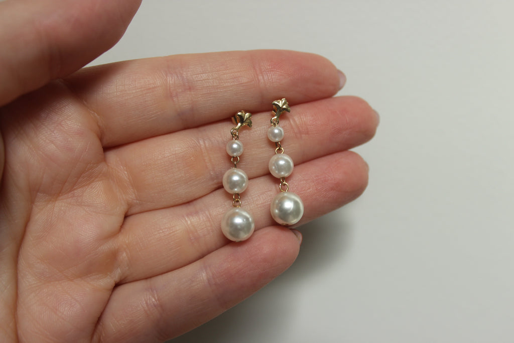 Vintage 9ct Gold Graduated Pearl Drop Earrings | Trefoil Stud Top (detail) – The Nook