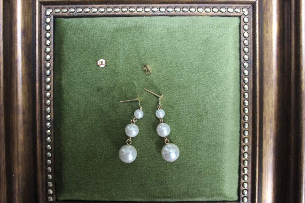 Vintage 9ct Gold Graduated Pearl Drop Earrings | Trefoil Stud Top (close-up) – The Nook