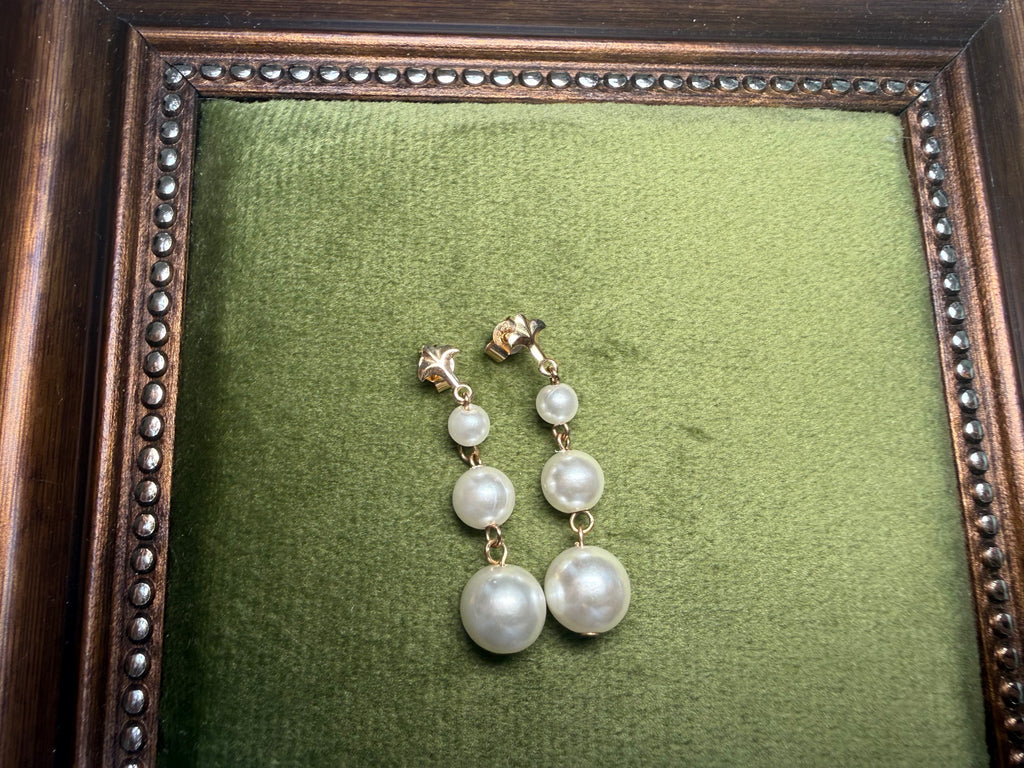 Vintage 9ct Gold Graduated Pearl Drop Earrings | Trefoil Stud Top (alternate view) – The Nook