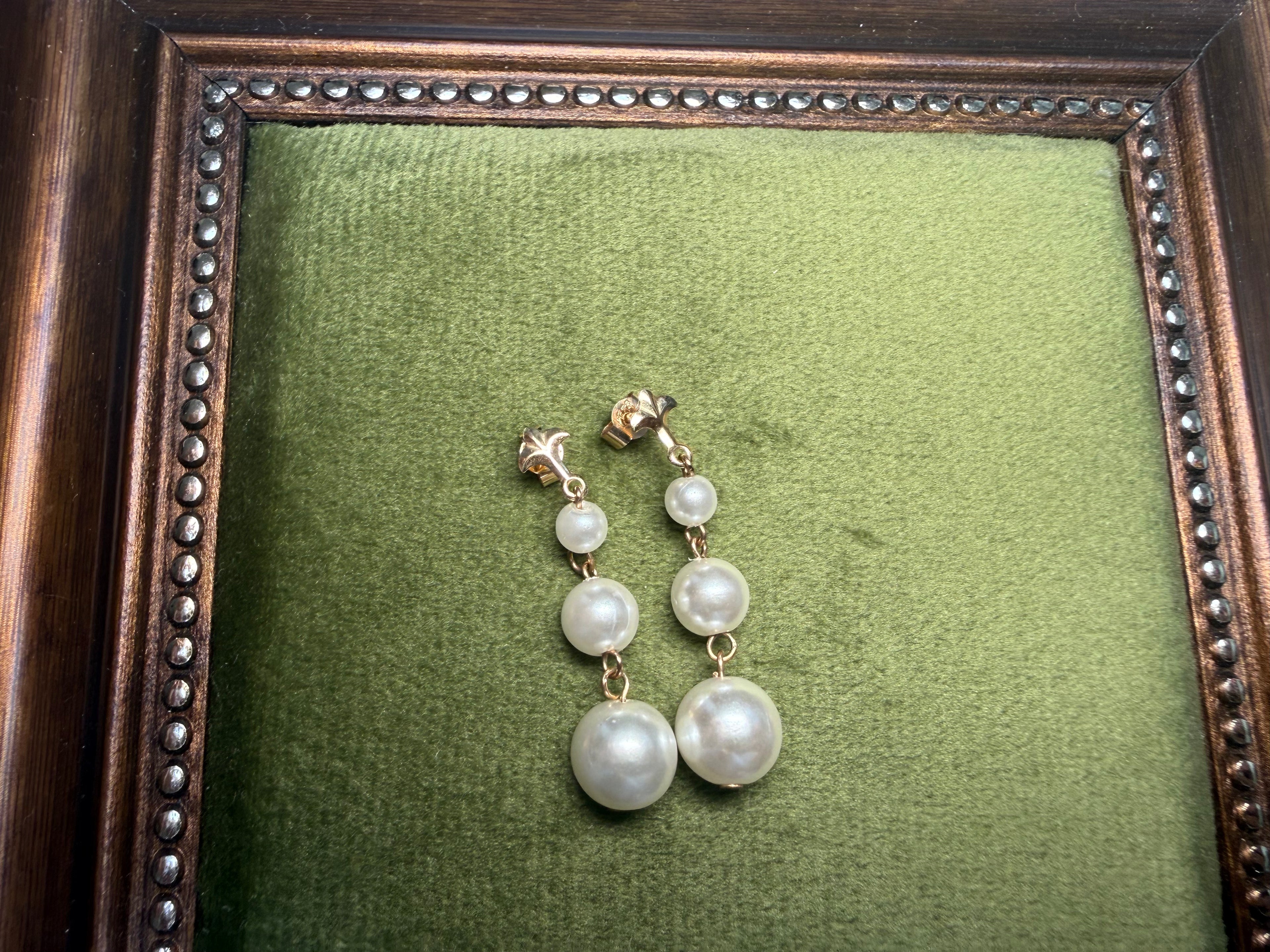 Vintage 9ct Gold Graduated Pearl Drop Earrings | Trefoil Stud Top (alternate view) – The Nook
