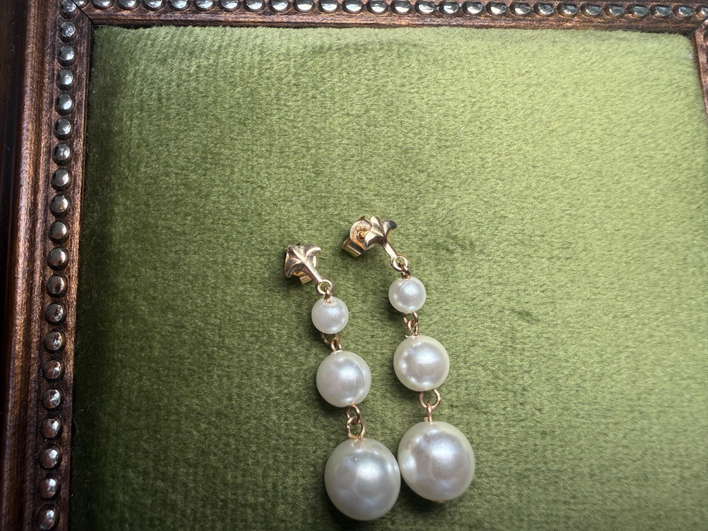 Vintage 9ct Gold Graduated Pearl Drop Earrings | Trefoil Stud Top (styled) – The Nook