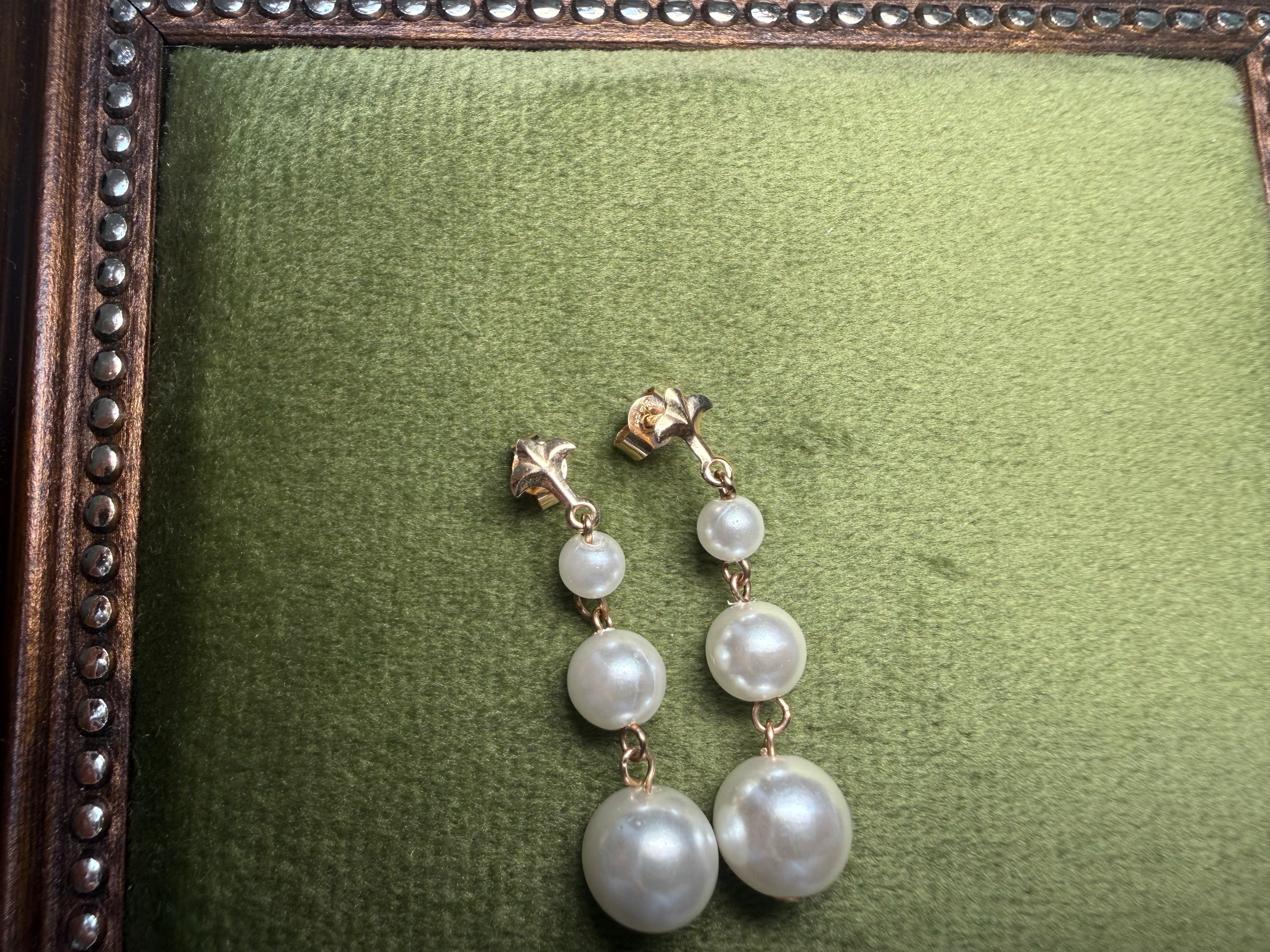 Vintage 9ct Gold Graduated Pearl Drop Earrings | Trefoil Stud Top (styled) – The Nook