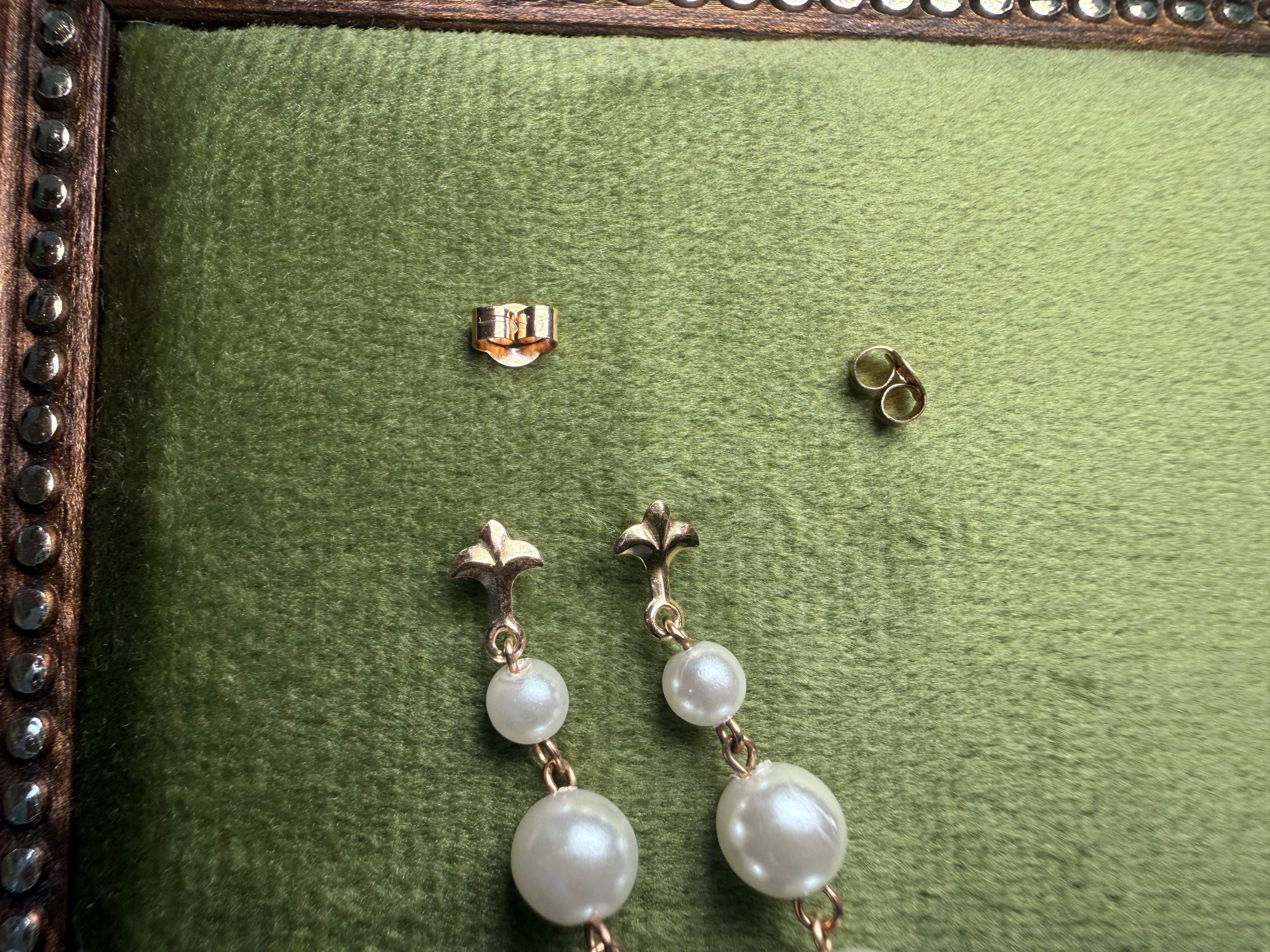 Vintage 9ct Gold Graduated Pearl Drop Earrings | Trefoil Stud Top (back view) – The Nook