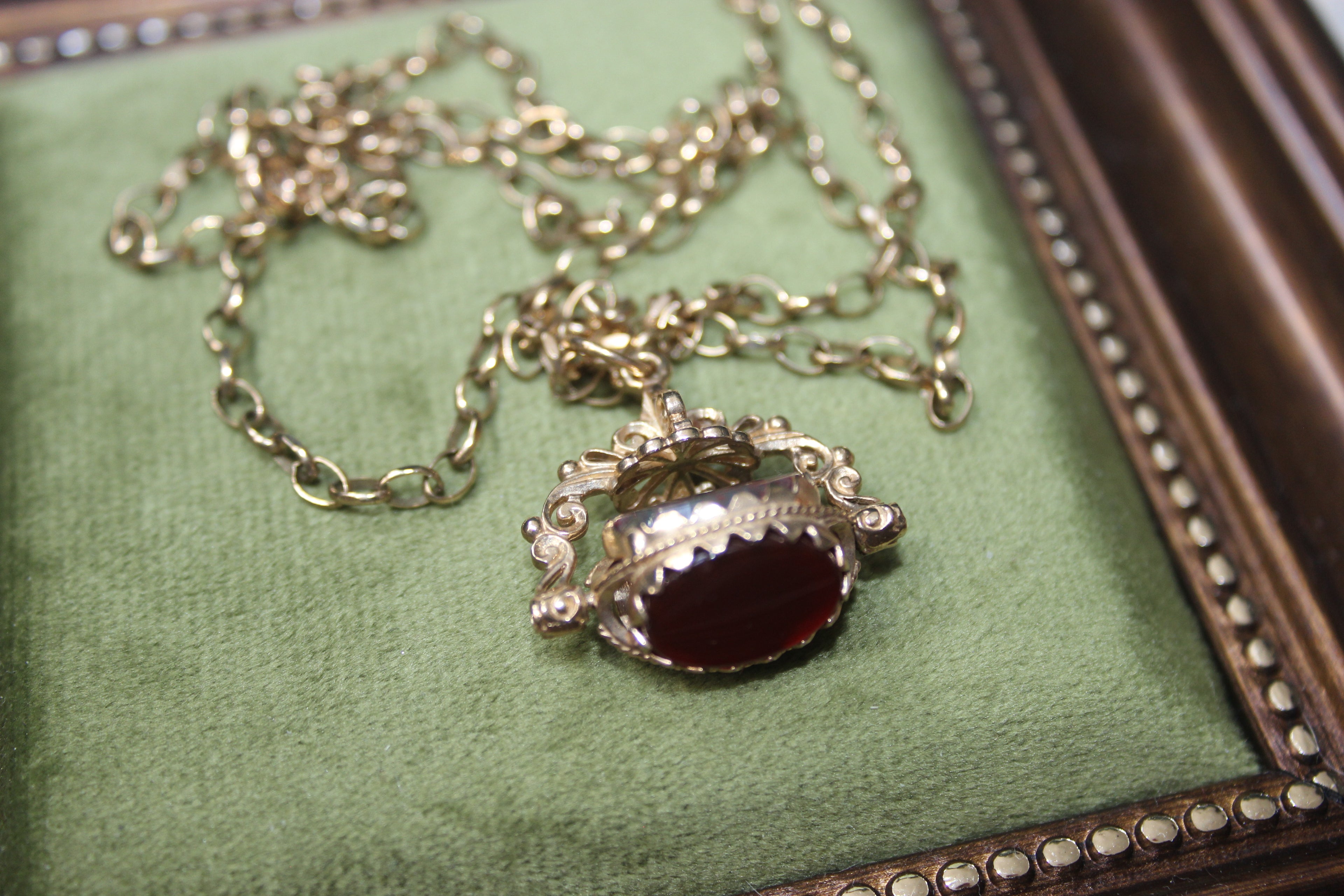 Vintage 9ct Gold Spinning Fob Seal Pendant | Marked Chain