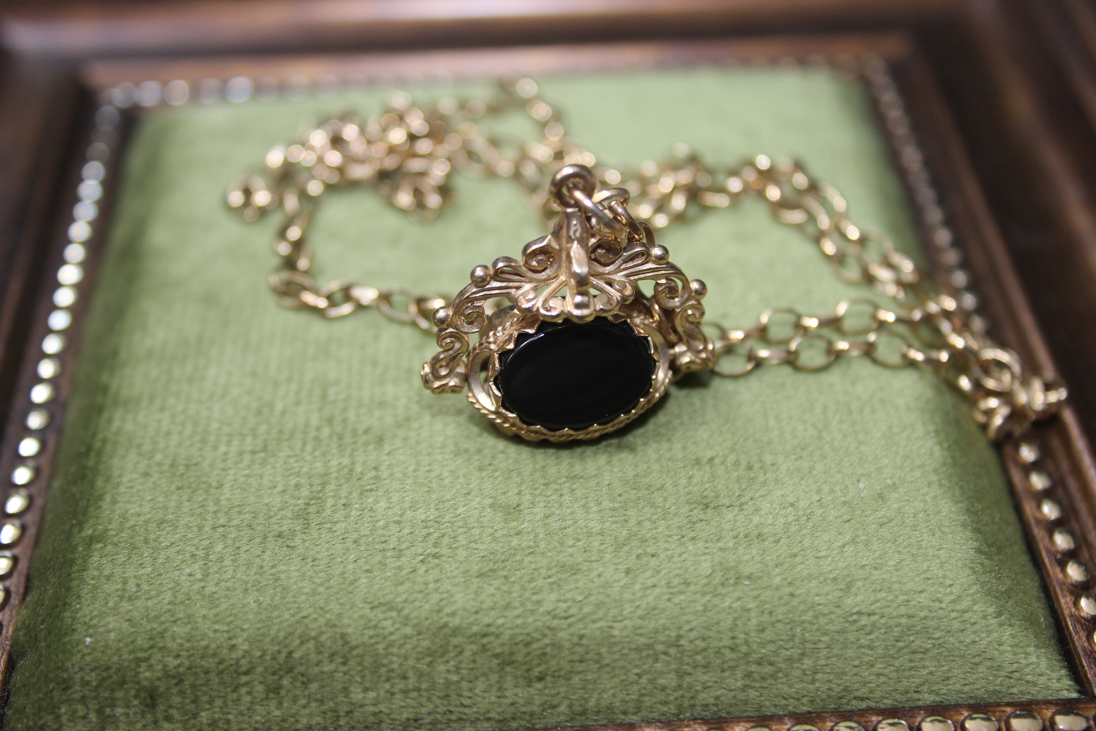 Vintage 9ct Gold Spinning Fob Seal Pendant | Marked Chain