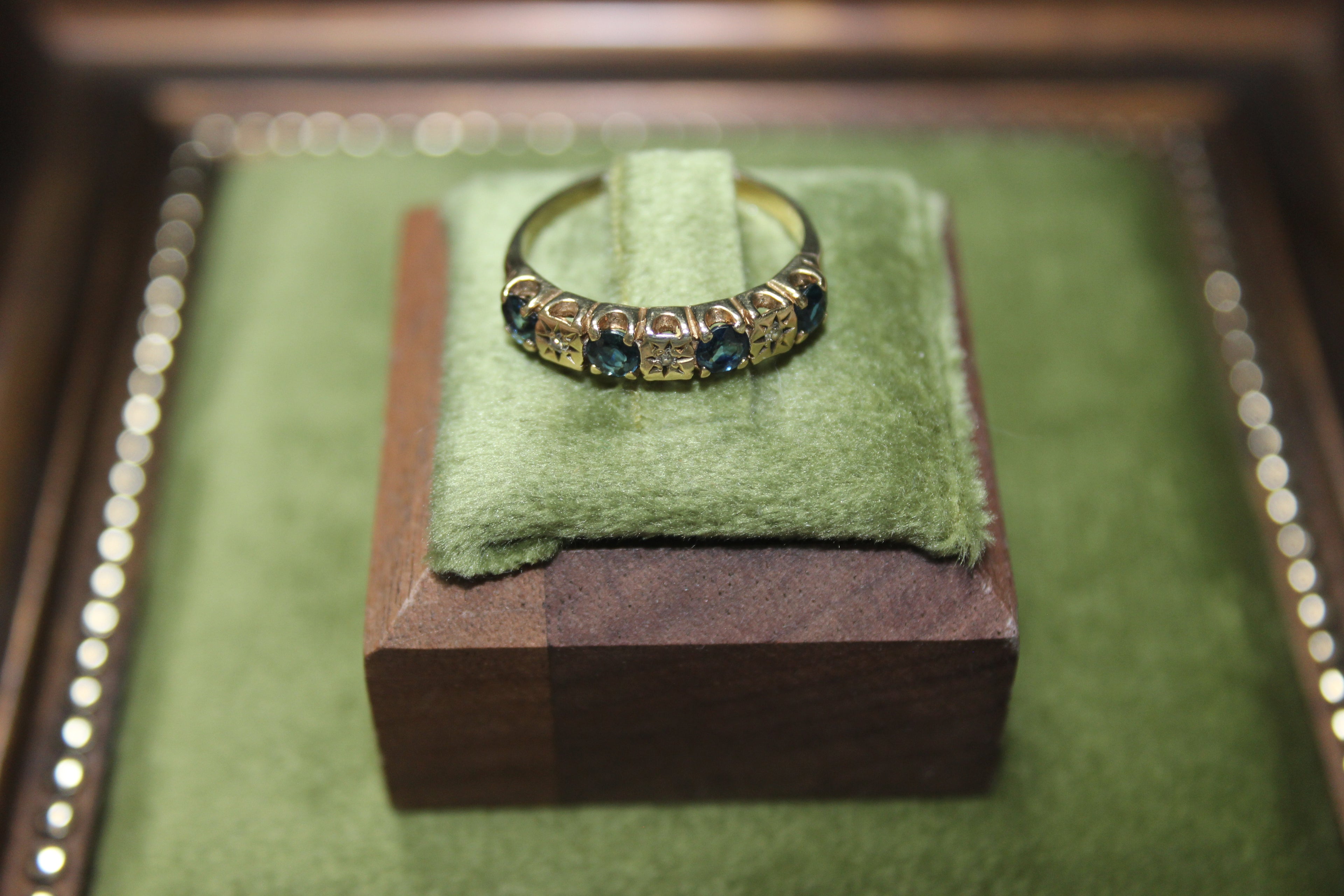 Vintage 9ct Gold Sapphire & Cubic Zirconia ring