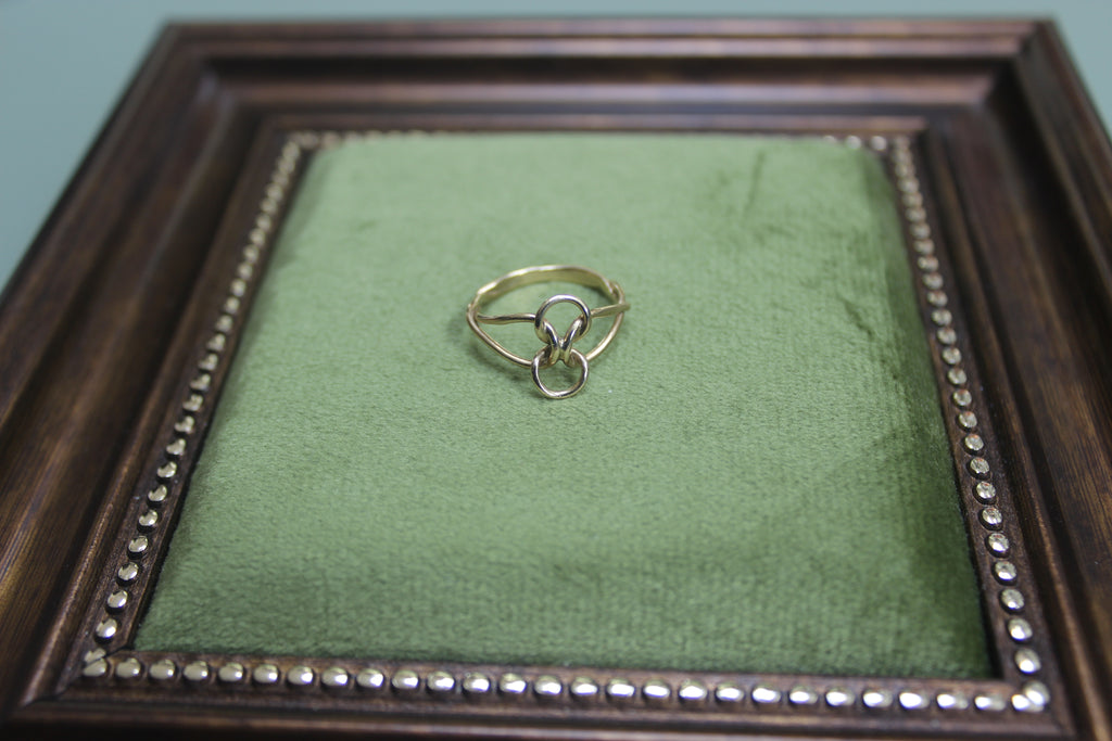 1970s Vintage 9ct Gold Knot Ring (close-up) – The Nook