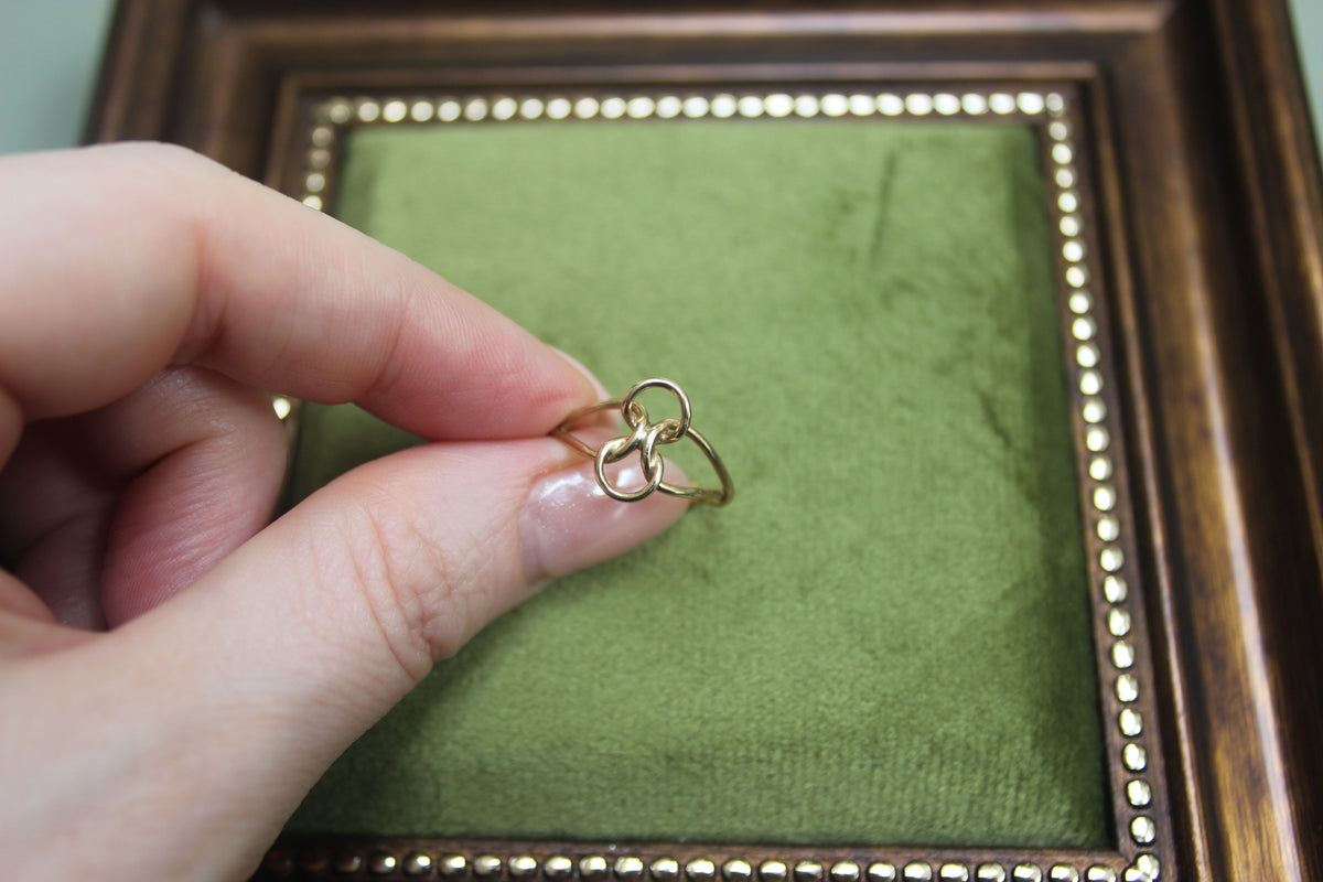 1970s Vintage 9ct Gold Knot Ring (detail) – The Nook