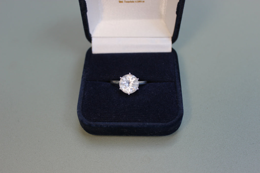 Vintage Sterling Silver Ring – Scandinavian White Stone Solitaire (detail) – The Nook
