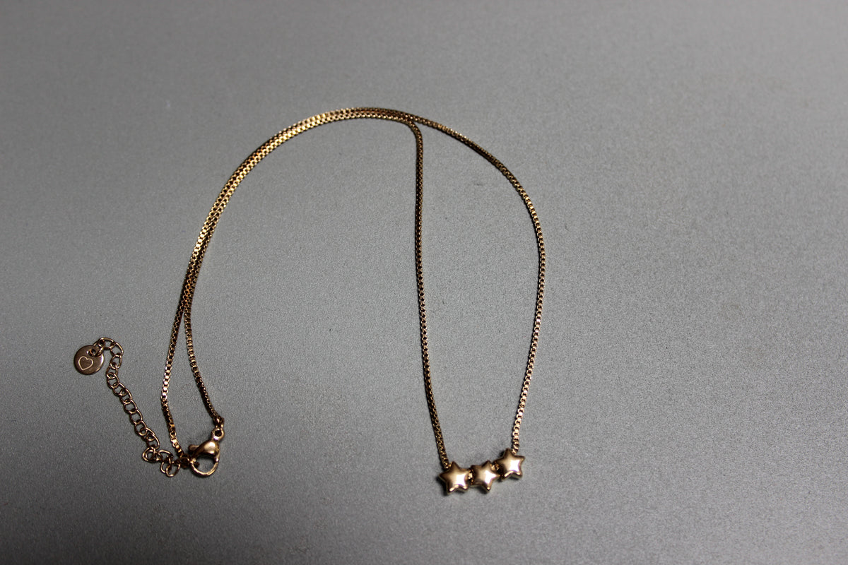 Three Star Pendant Necklace Gold (styled) – The Nook