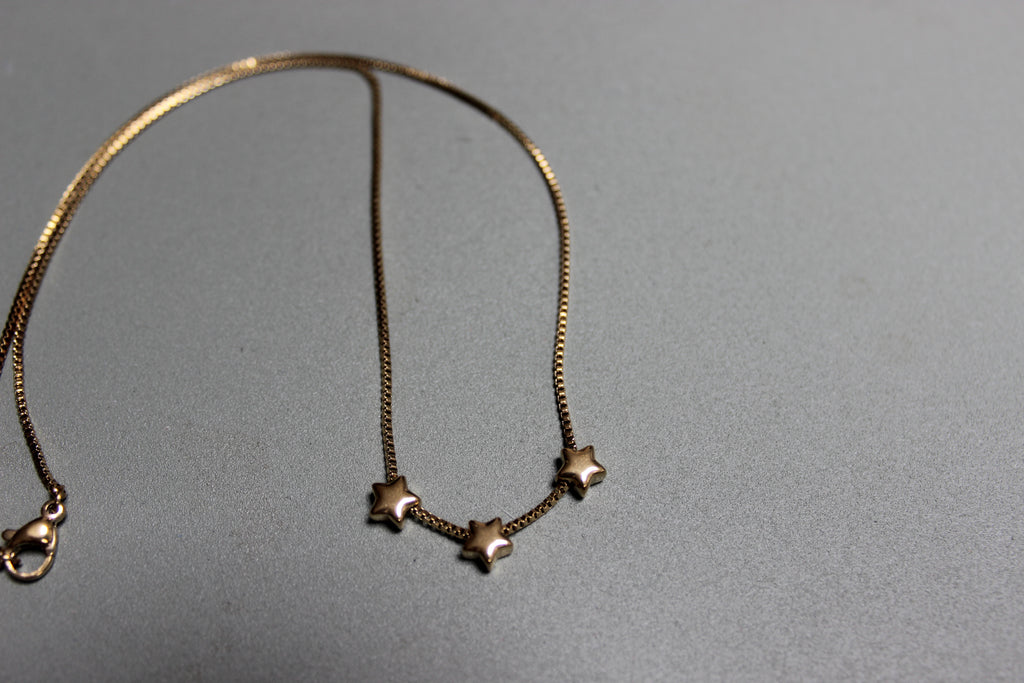Three Star Pendant Necklace Gold (close-up) – The Nook